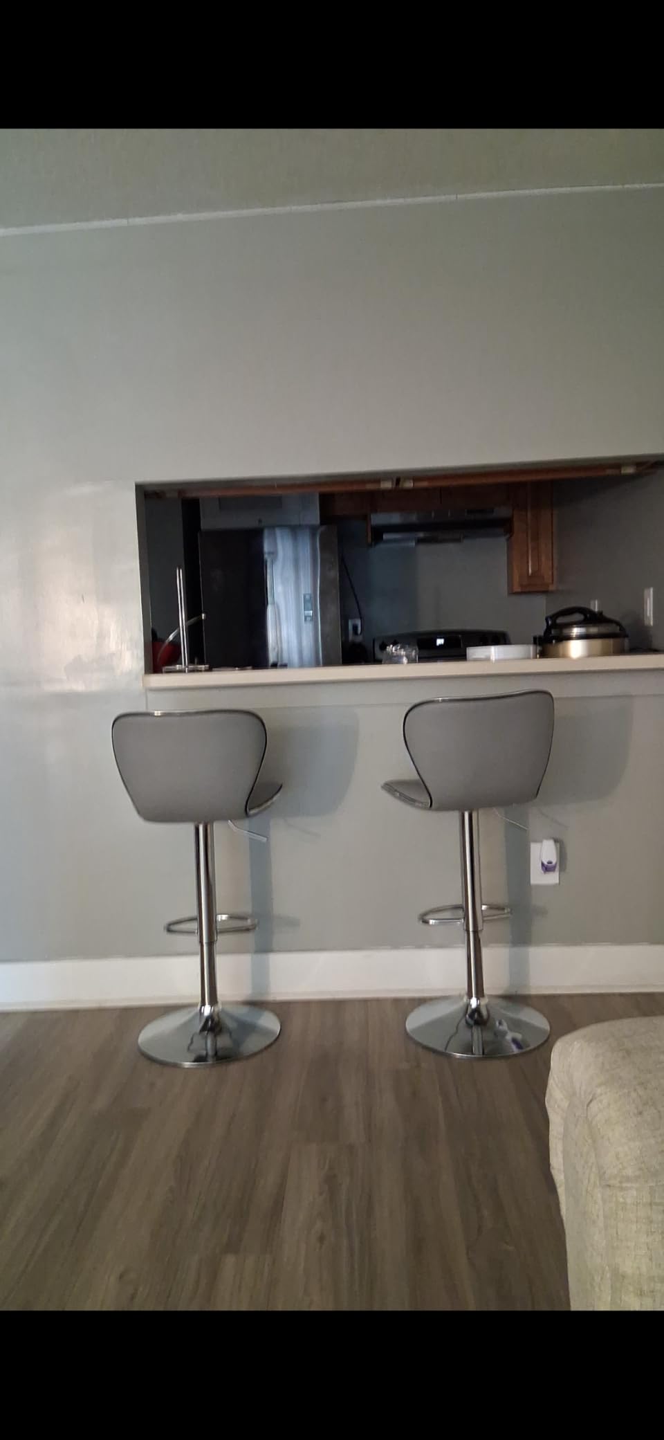 Yaheetech Bar Stools Set of 2, PU Leather Swivel Adjustable Barstools with Shell Back, Bar Chairs with Foma Padded for Home, Kitchen, Light Grey customer photo 1