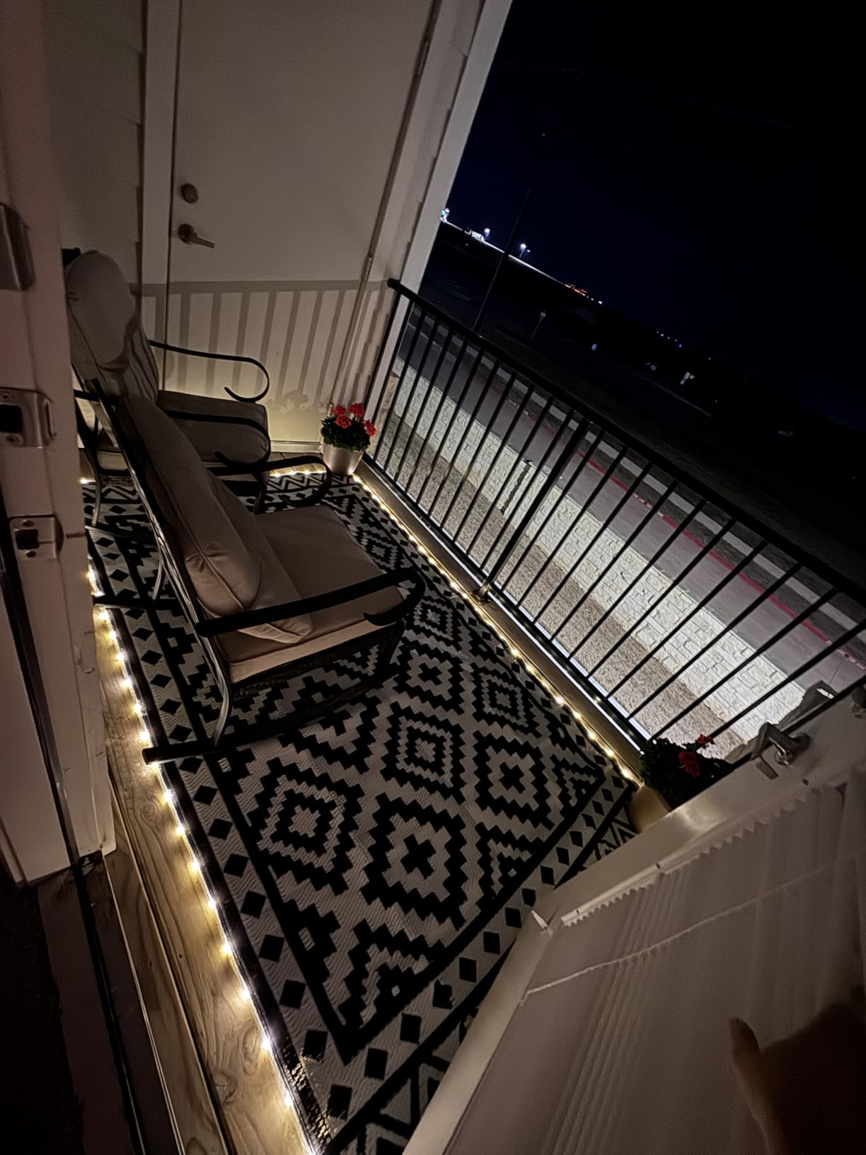 HAUSHOF 5'X8' Outdoor Rug Waterproof with LED Strip Light, Reversible Outdoor Plastic Straw Rug, Patio Rug with 4 Rug Stakes, Outdoor Carpet Mat for RV, Camping, Beach, Porch, Balcony, Black&White customer photo 1