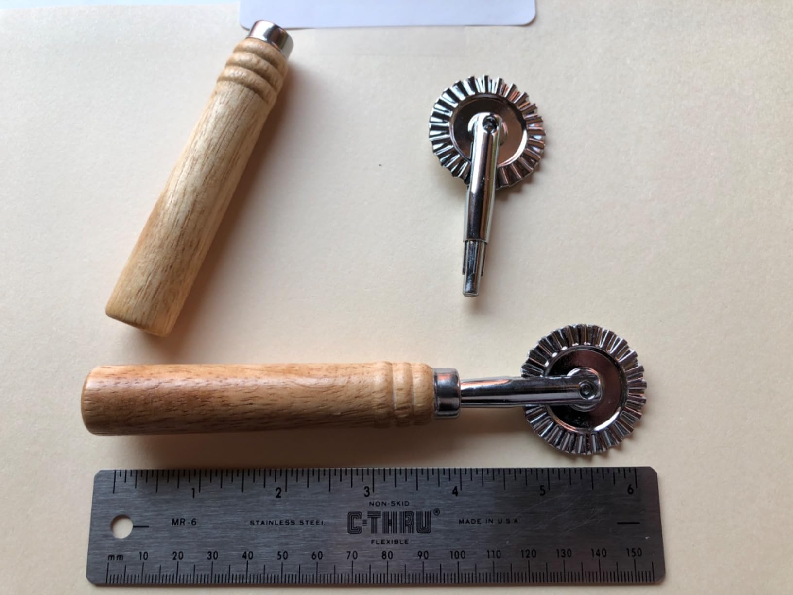 Pastry Cutter Wheel, Pasta Cutter Wheel with Wooden Handle and Fluted Ravioli Crimper Cutter Pizza Dumpling Lace Making Noodle Dough Cutter Roller Pastry Cutter Tool for Home and Kitchen customer photo 2
