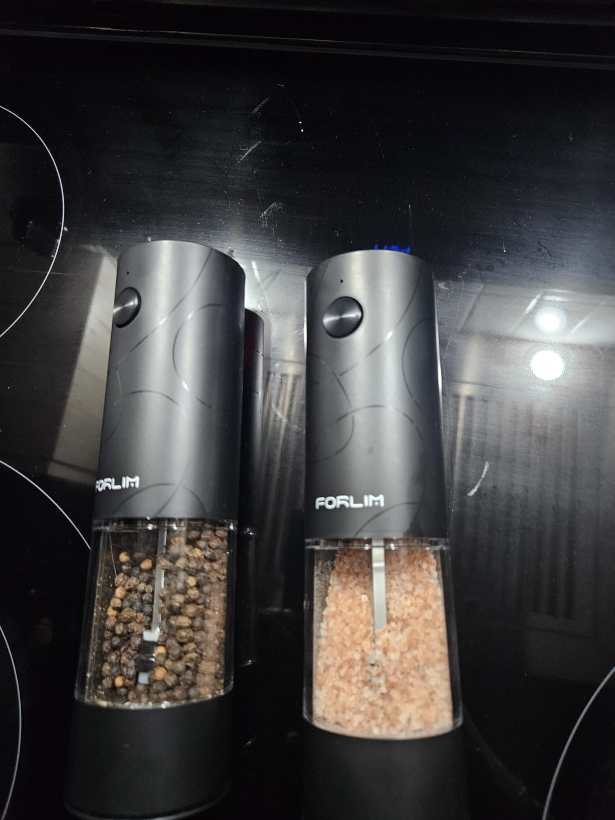FORLIM Electric Salt and Pepper Grinder Set, USB Rechargeable, Automatic Salt Pepper Mill Grinder with Dust Cover, One-Button Control, Adjustable Coarseness, Warm LED Light (2 Packs, Black&White) customer photo 2