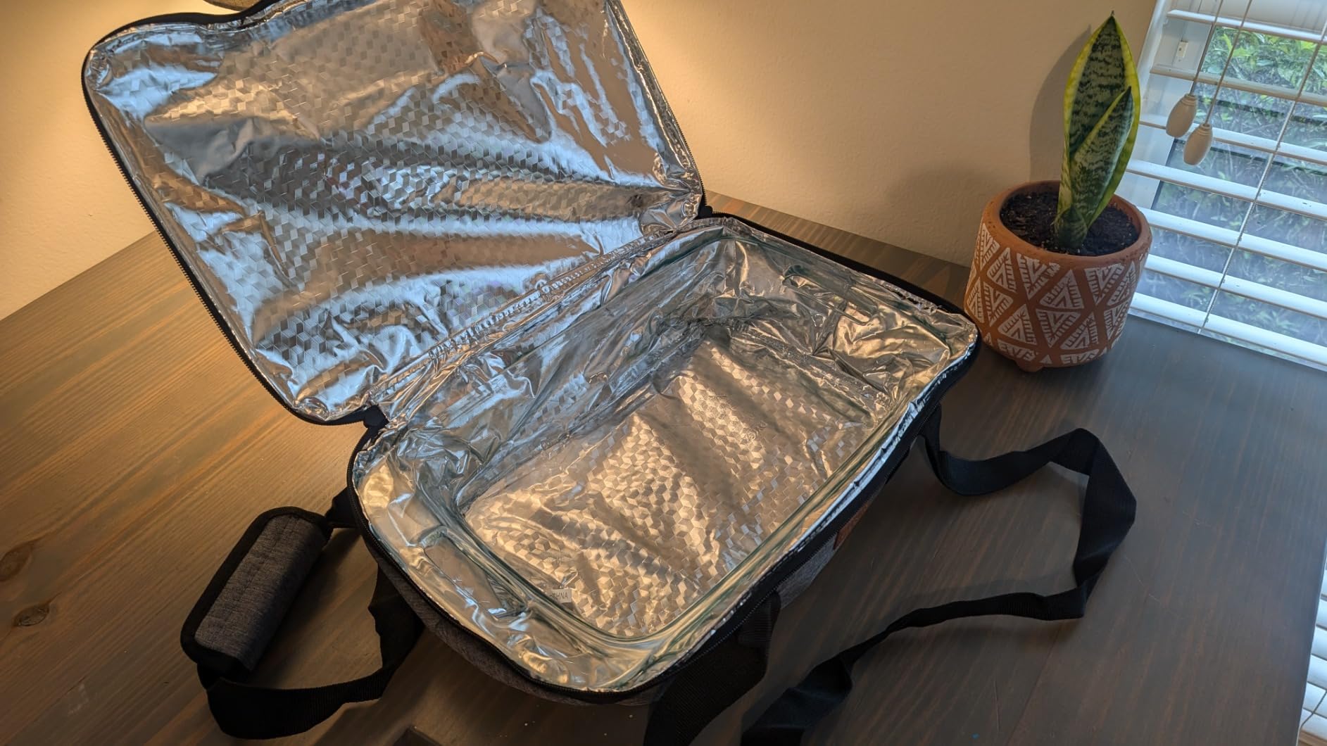 BAGSPRITE Insulated Casserole Carrier for Hot or Cold Food with Heat-resistant Mat, Casserole Dish Carrier Insulated Food Carrier, Hot Food Carrier, Foil Pan Carrier Fits 9