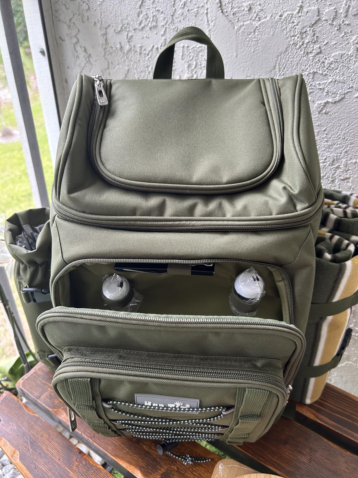 Hap Tim Picnic Basket Backpack for 4 Person with Blanket, Insulated Leakproof Cooler Compartment, Wine Holder, Cutlery Set, Engagement Gifts for Couples, White Elephant Gift Ideas, Green (36221-GR) customer photo 1