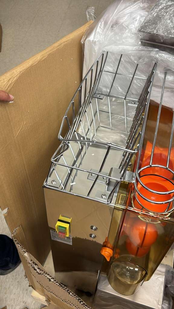 VEVOR Commercial Orange Juicer Machine, 120W Automatic Juice Extractor, Stainless Steel Orange Squeezer for 20 Oranges Per Minute, with Pull-Out Filter Box, PC Cover, 2 Peel Collecting Buckets customer photo 2