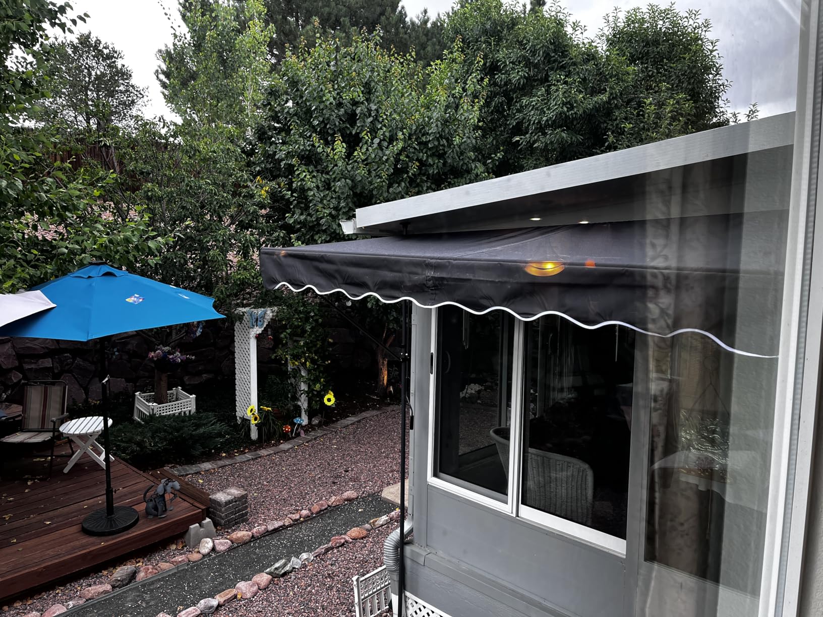 Outsunny 16' x 10' Retractable Awning, Patio Awning Sunshade Shelter with Manual Crank Handle, 280gsm UV Resistant Fabric and Aluminum Frame for Deck, Balcony, Yard, Brown customer photo 1