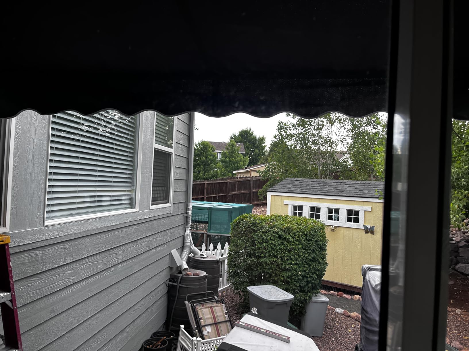 Outsunny 16' x 10' Retractable Awning, Patio Awning Sunshade Shelter with Manual Crank Handle, 280gsm UV Resistant Fabric and Aluminum Frame for Deck, Balcony, Yard, Brown customer photo 2