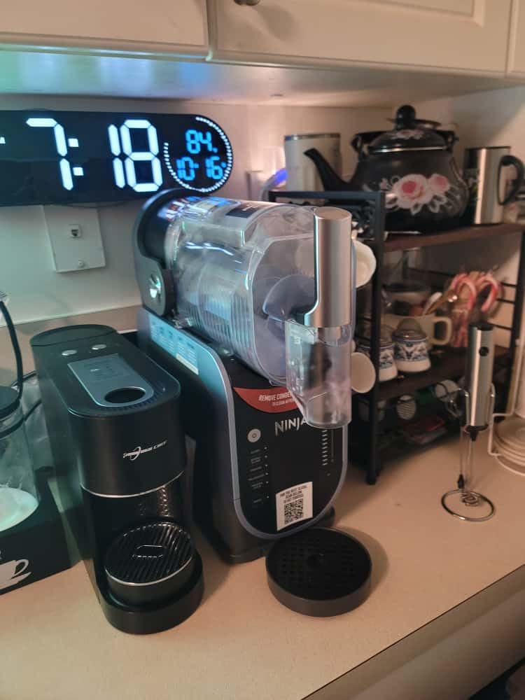 Ninja SLUSHi with RapidChill Technology, 88 oz. Frozen Drink & Slushie Machine, 5 Preset Programs, Margaritas, Frappes, and More, Premium Accents, Black, FS301 customer photo 2