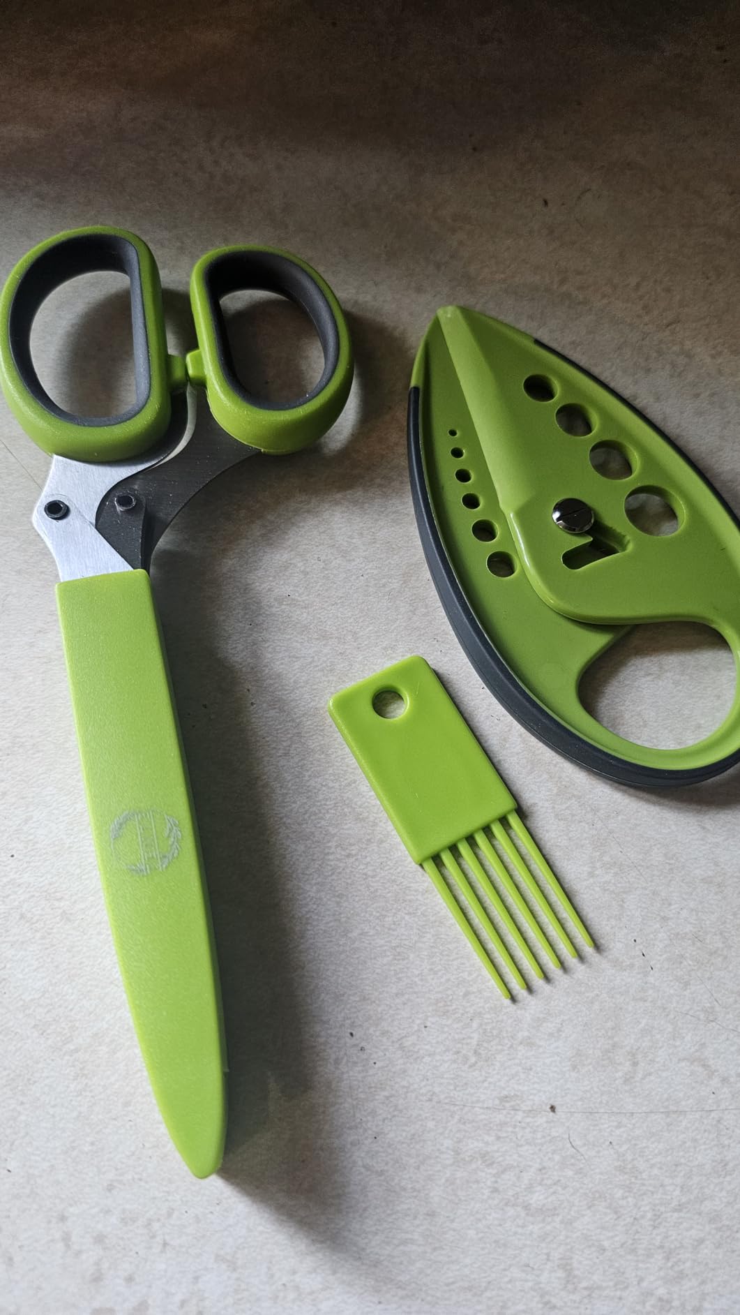 2-in-1 5-Blade Herb Scissors & Herb Stripper Set | 10-Hole Leaf stripper Stem Remover + Stainless Steel Herb Shears with Safety Cover & Cleaning Comb | Dishwasher Safe Kitchen Tool for all Herbs customer photo 1