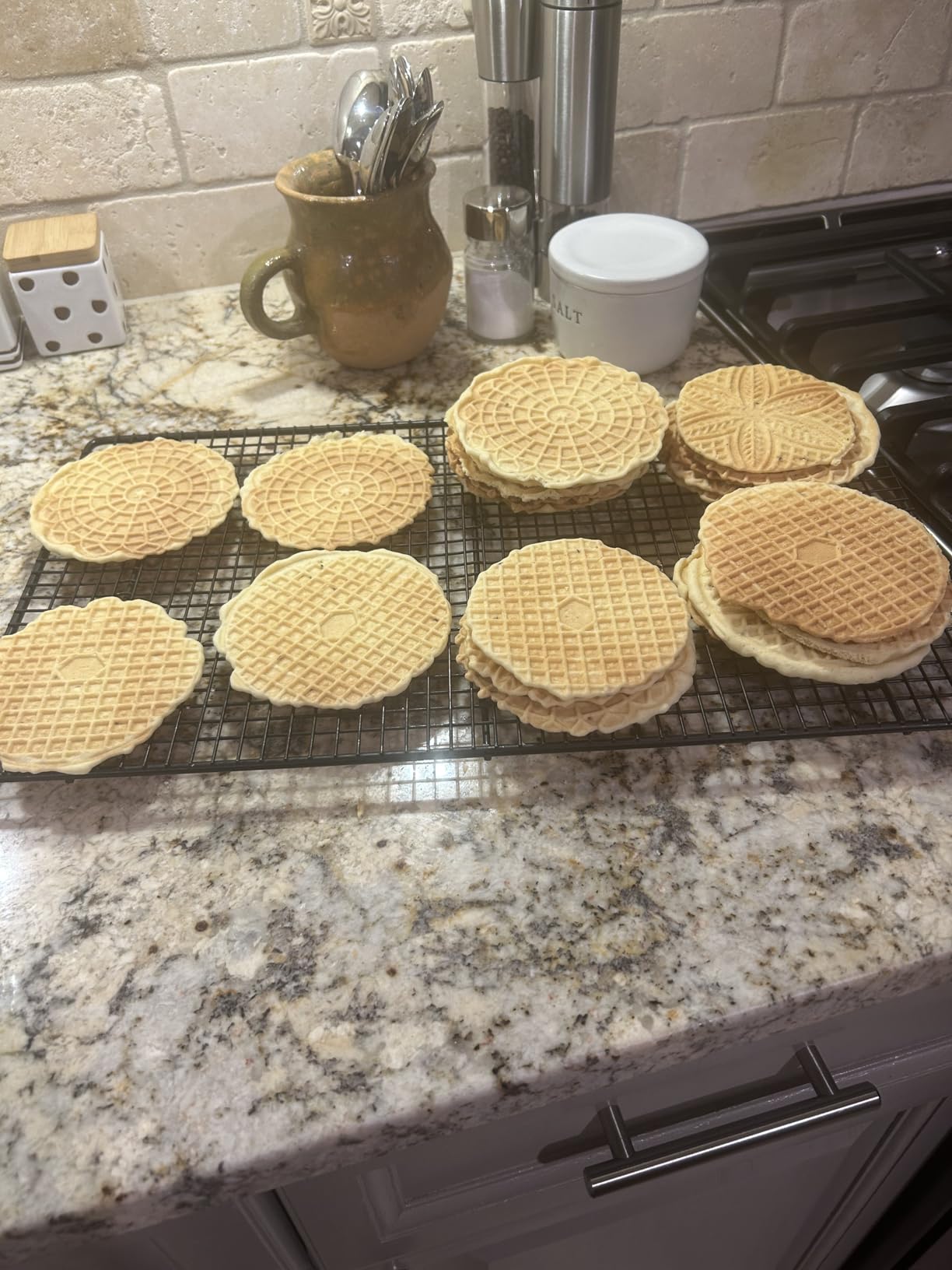 Baker's Friend Multi Pizzelle Maker Electric, Stroopwafel Iron, 4 x 4.5'' Pizzelle Waffle Cookies Maker with Temperature Control, Ideal for Holidays, Parties & More, Great Choice for Gift, Graphite customer photo 1