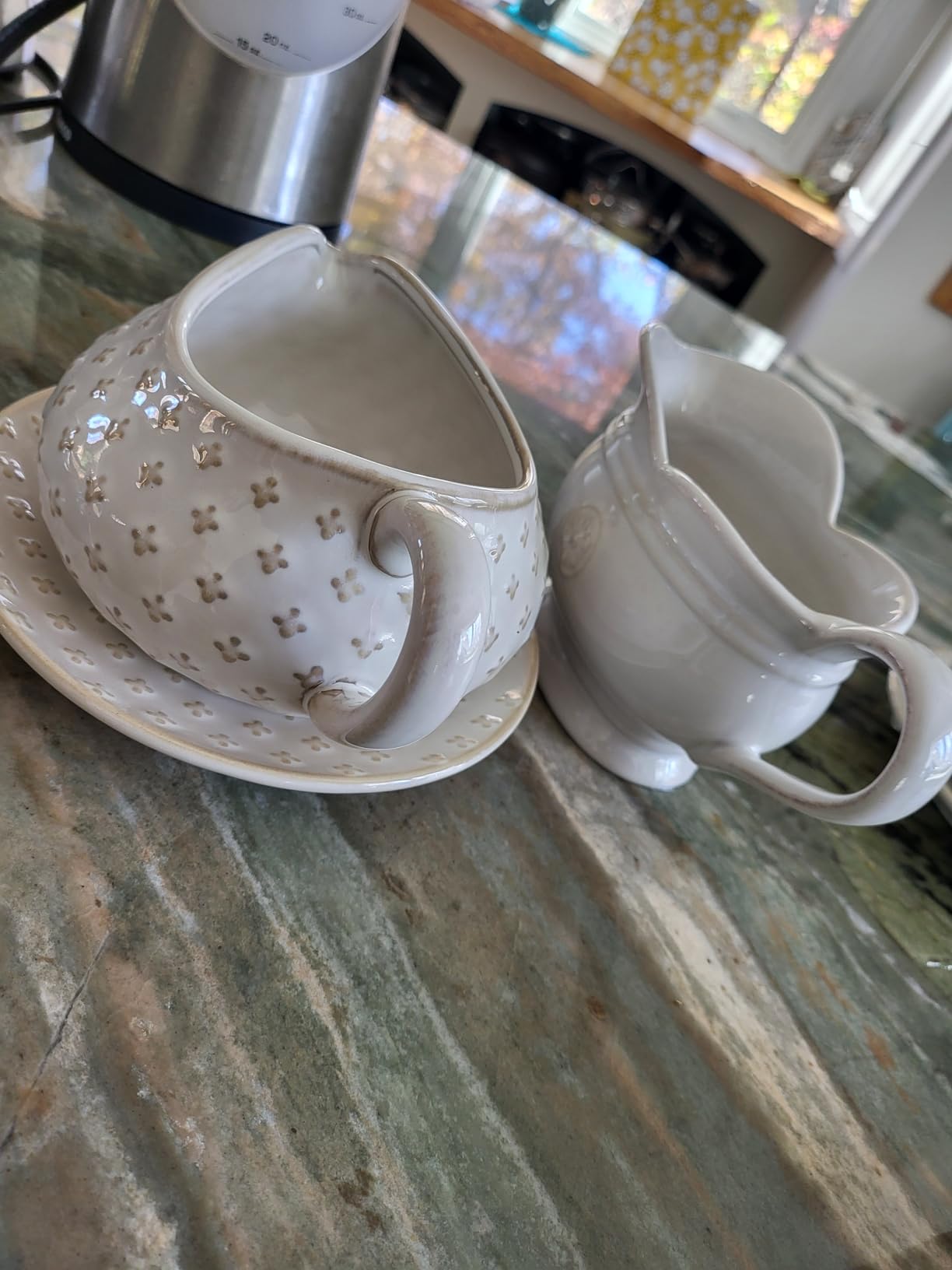 LE TAUCI Gravy Boat with Ladle and Saucer Stand 24oz, Ceramic Sauce Boat with Tray for Salad Dressings, Creamer, Broth, Black Pepper, Set of 1, Arctic White, Firework customer photo 2