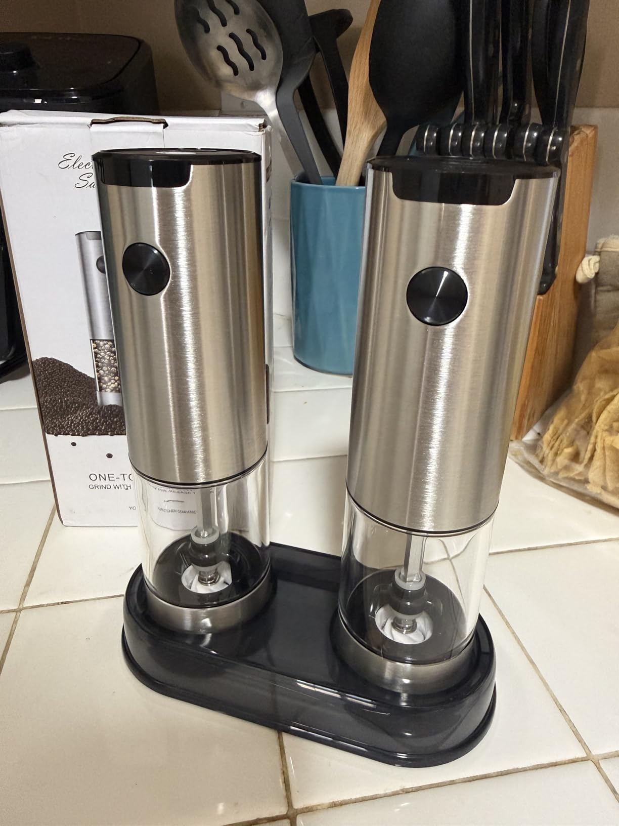 Electric Salt and Pepper Grinder Set Automatic Battery Pepper Mill Shakers Adjustable Coarseness Upgraded Larger Capacity with LED customer photo 2