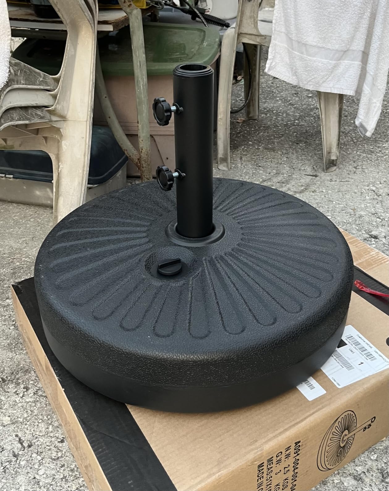 JEAREY 81.5lb Max Capacity Patio Umbrella Stand, Outdoor Umbrella Base Water Filled Stand, Heavy Duty Market Umbrella Holder for Patio, Deck, Poolside (Black) customer photo 2