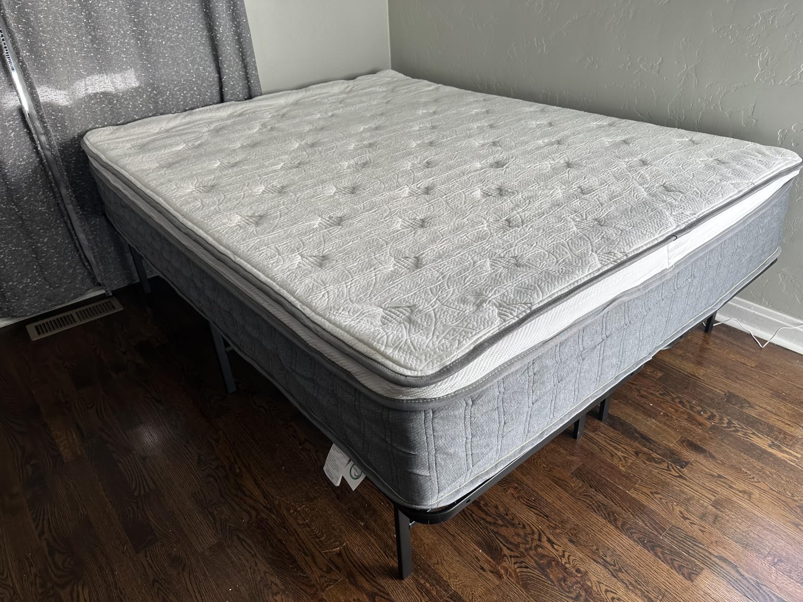 Amazon Basics-Metal Bed Frame, Non-Foldable Platform Bed, Easy Assembly, Queen, 60W x 80L in, Black customer photo 1
