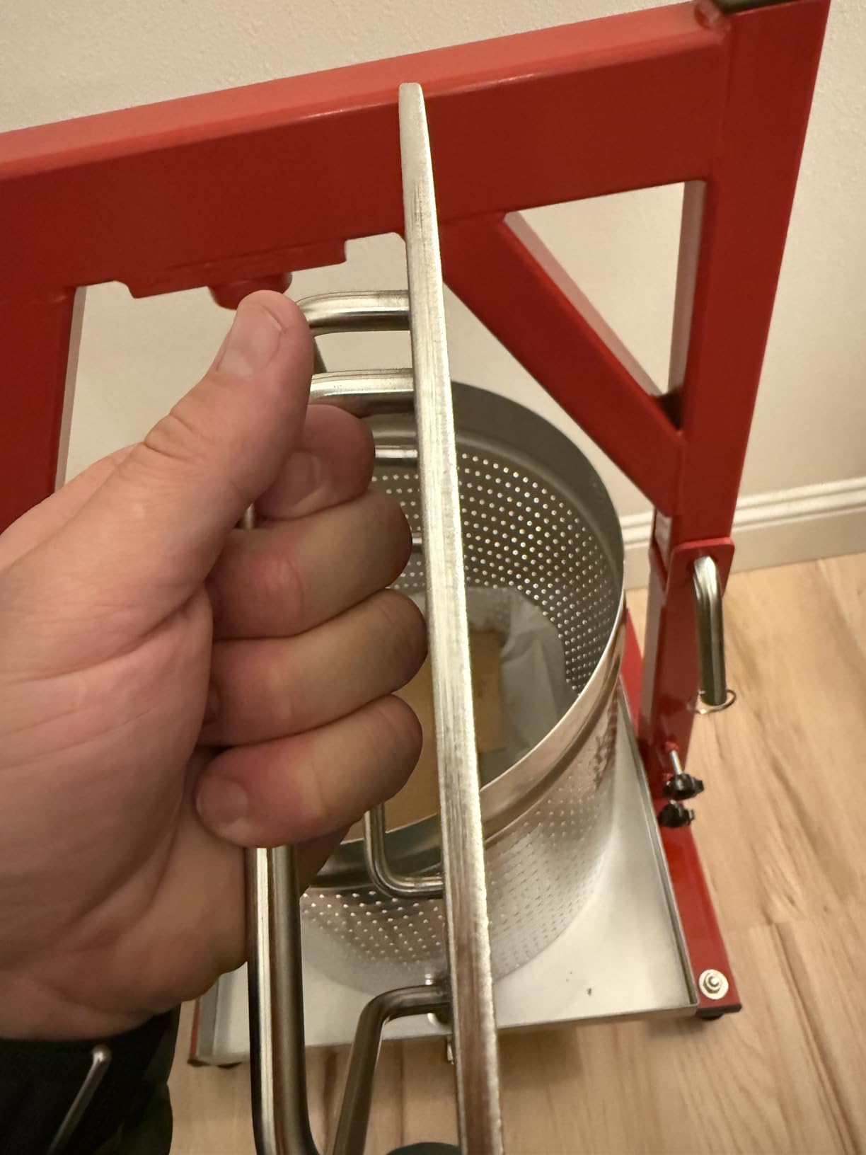 Mosakar 10.6 Gallon / 40L Hydraulic Fruit Press. 5 Ton Pressure. Juice Contact Parts are AISI 304 Stainless Steel. Grape Wine Apple Cider Press for Home Use customer photo 2