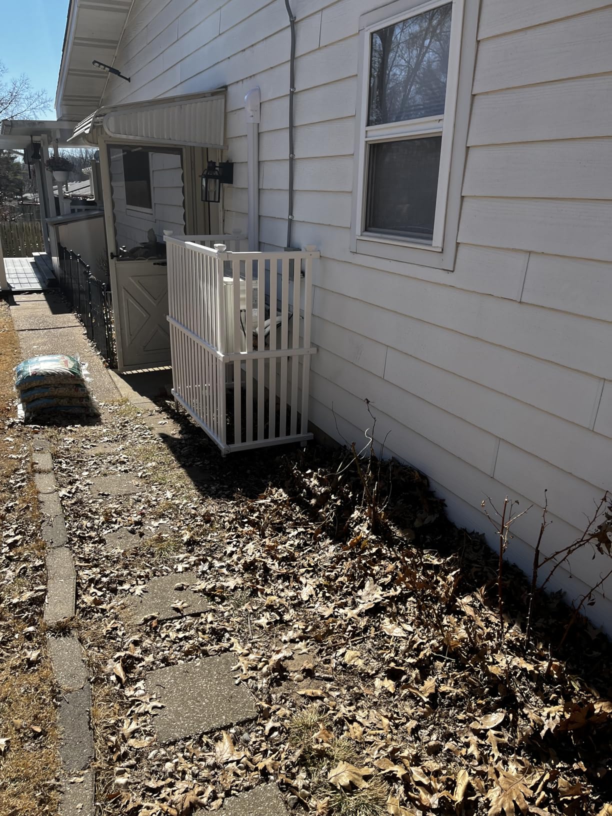 VEVOR Outdoor Privacy Screen, 50in H x 50in W Air Conditioner Fence, 3-Panel Pool Equipment Enclosure, Horizontal PVC Privacy Fence with 27.5 in Ground Stakes, No Dig Trash Can Fence for A/C Units customer photo 1