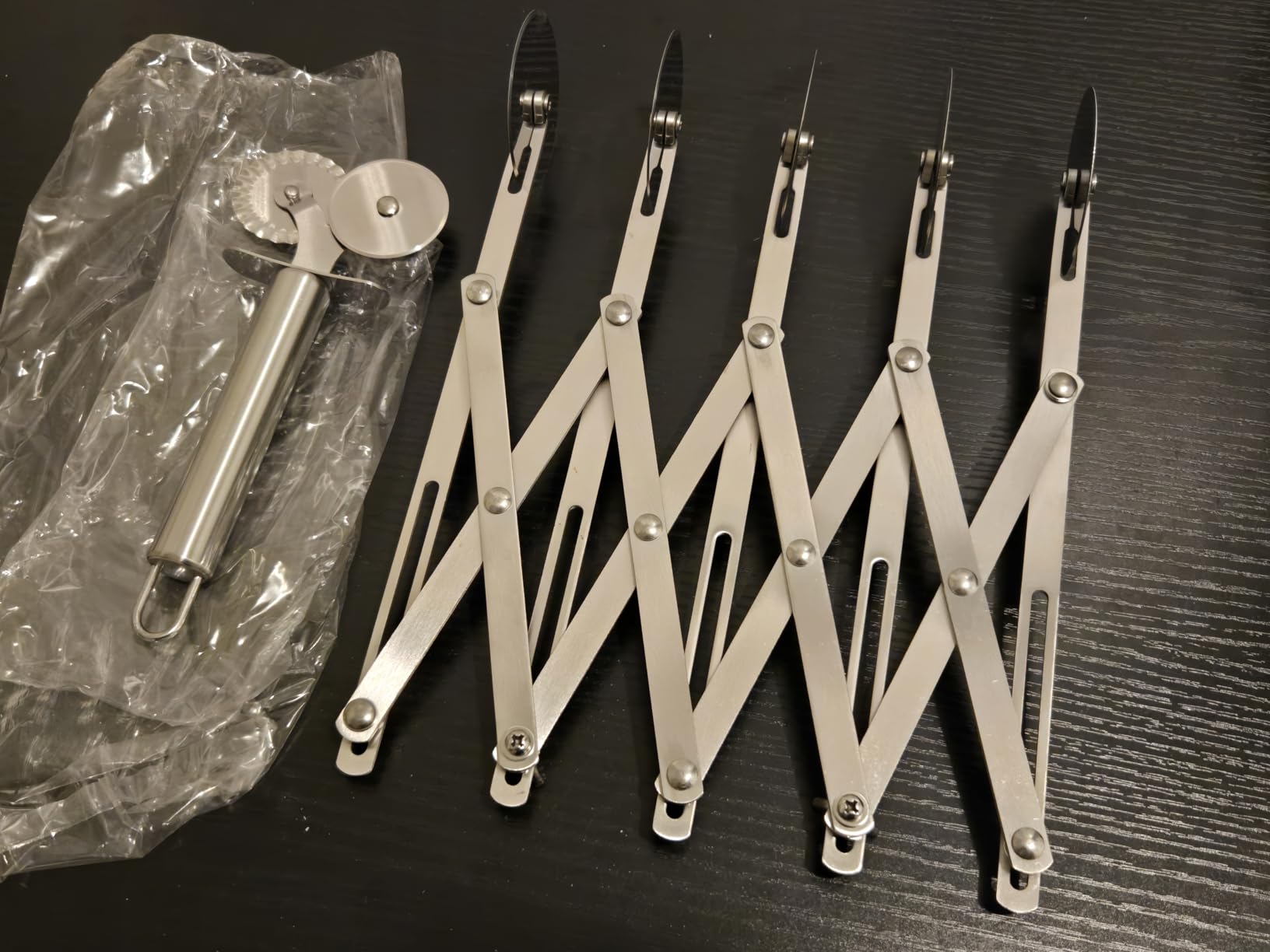 5 Wheel Pastry Cutter, Stainless Pizza Slicer, with1 Pc Double Wheel Cutter, Expandable Dough, Multi-Round Pastry Knife Baking Roller Cookie Dough Divider customer photo 1