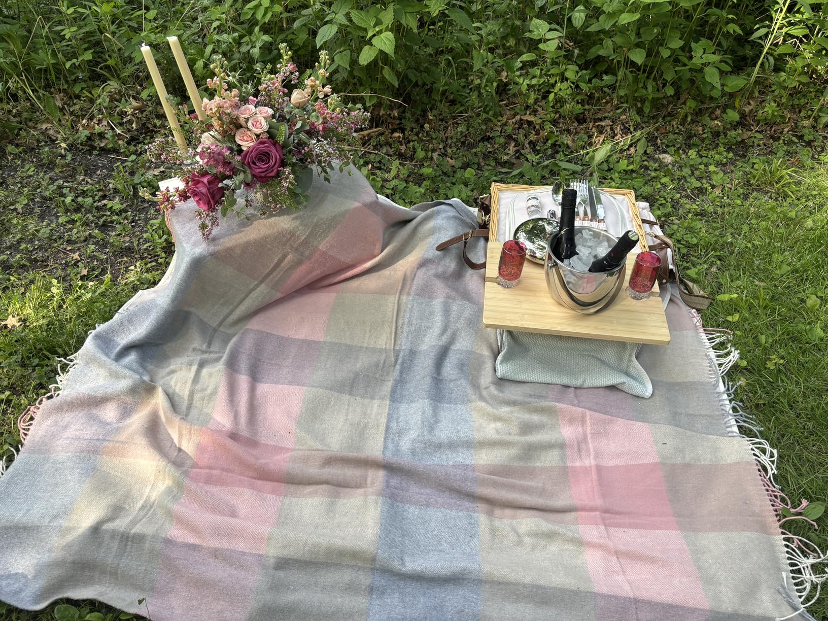 Multifunctional Wicker Picnic Basket Set for 2 Adults with Picnic Table and Blankets,Large Insulated Picnic Set with Wine Pouch and Full Tablewares for Camping Outdoor Couples Natural Beach Wedding customer photo 2