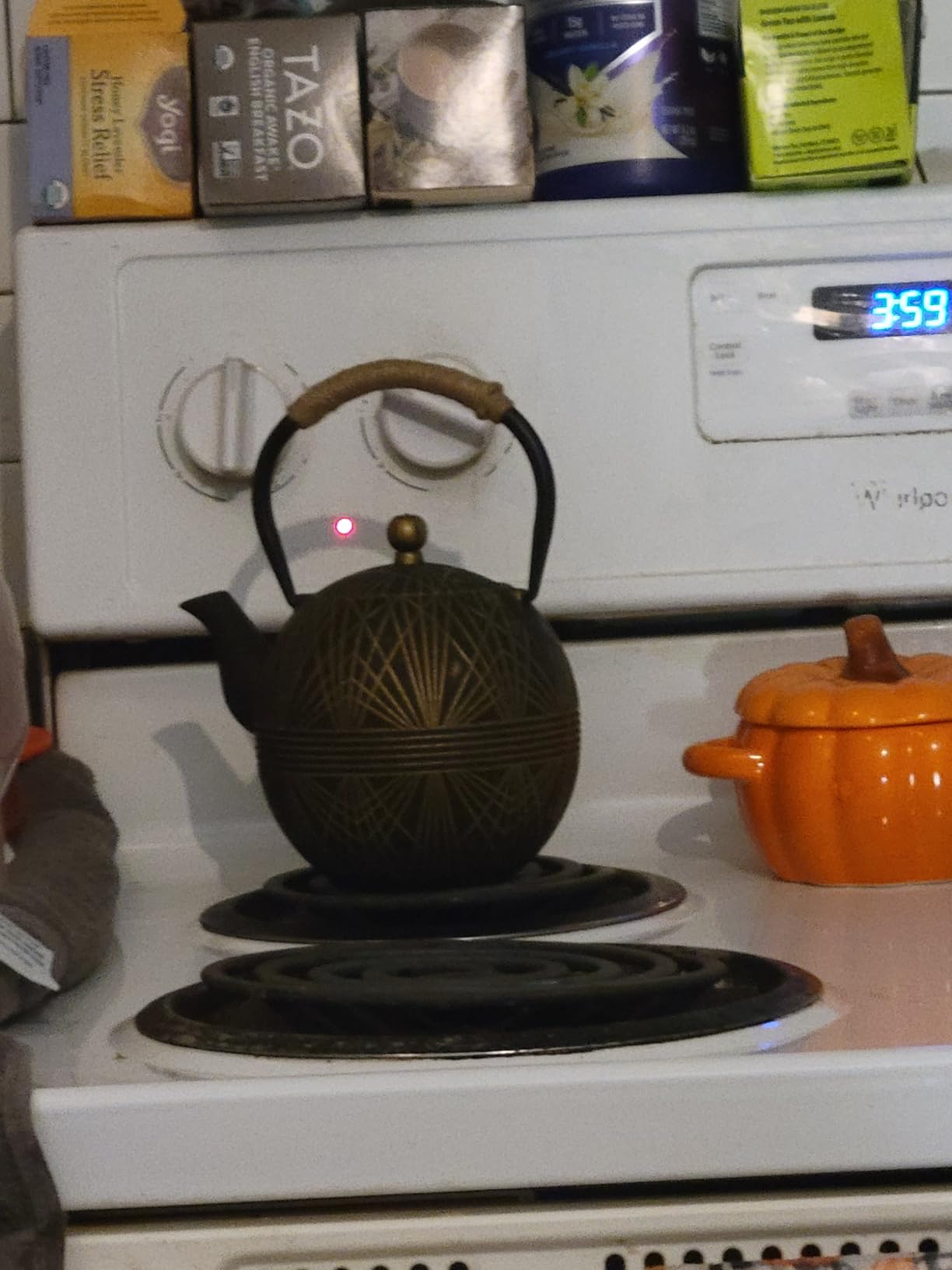 Enameled Cast Iron Teapot 34oz（1000ml） - Japanese Style Kettle with Removable Stainless Infuser & Ergonomic Handle, Stovetop Safe for Loose Leaf Tea Green and silver (Black Gold) customer photo 2