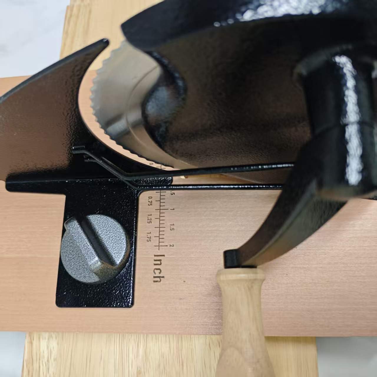 Upgrade Manual Bread Slicer for Homemade Sourdough Bread, Classic Hand Crank Home Bread Slicer With Scale Line and Steel Fence, Sharp Blade, Adjustable Width for Homemade & Commercial Use customer photo 1