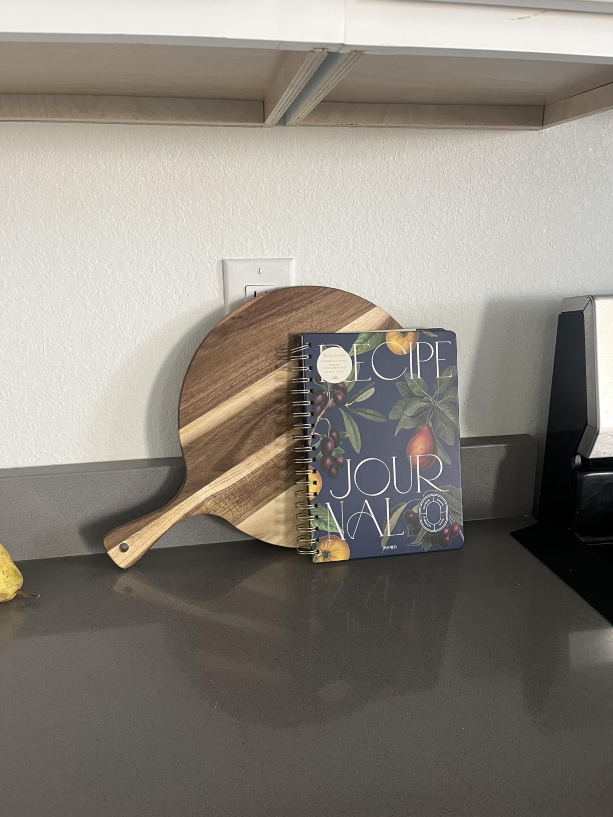Acacia Wood Round Cutting Board with Handle -16