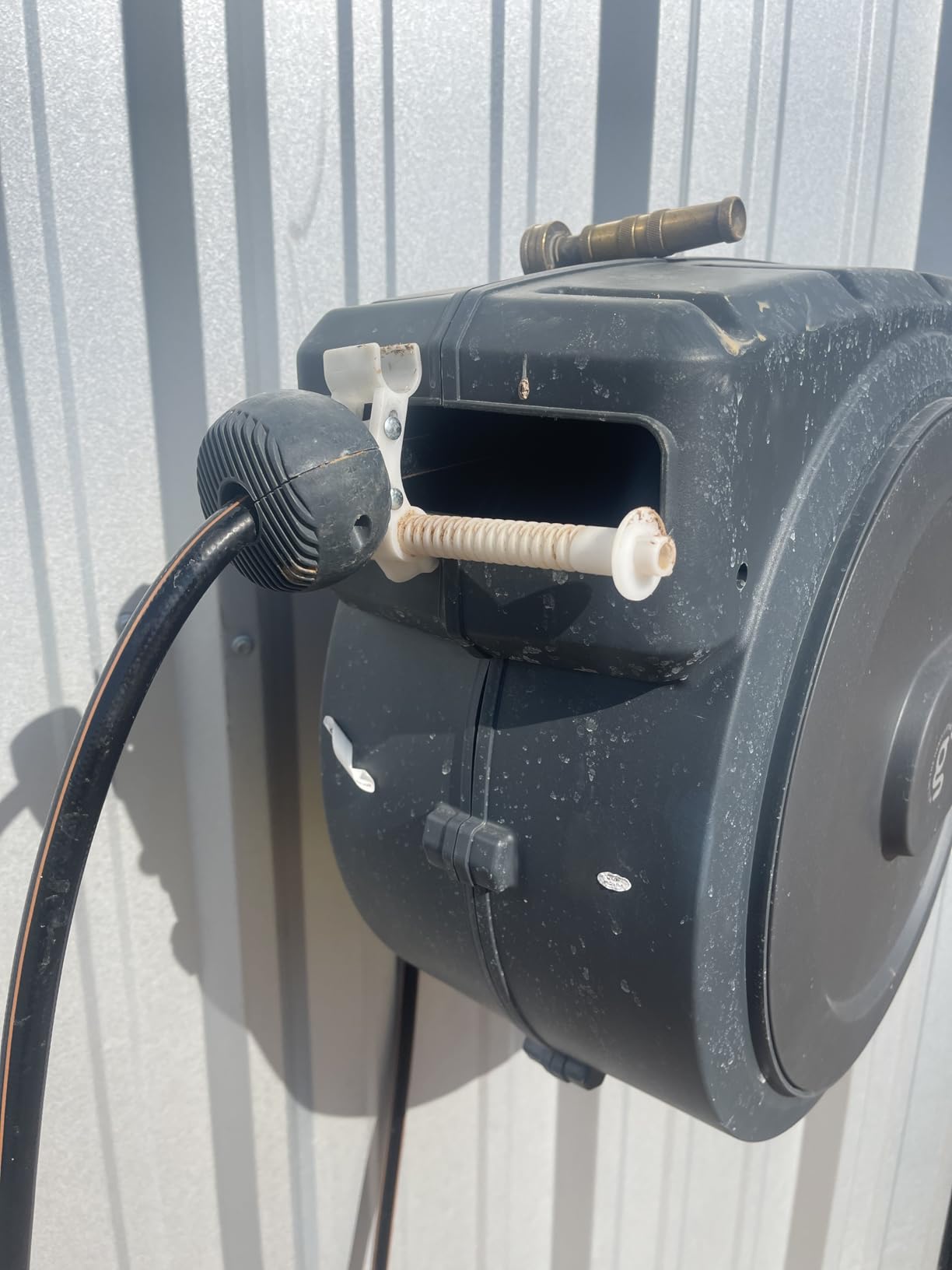 Giraffe Tools Retractable Garden Hose Reel 1/2 Inch x 100 ft, Super Heavy Duty, Any Length Lock, Slow Return System, Wall Mounted and 180 Deg Swivel Metal Bracket customer photo 1