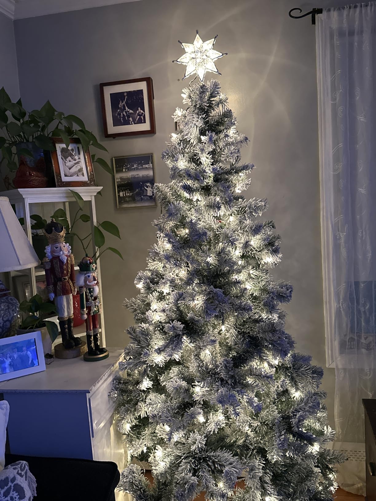 Prelit Snow Flocked Christmas Tree 7.5ft, Warm White LED Artificial Xmas Tree with 1321 Tips, Easy Assembly Metal Stand, Home Holiday Decor, White Christmas Tree customer photo 1