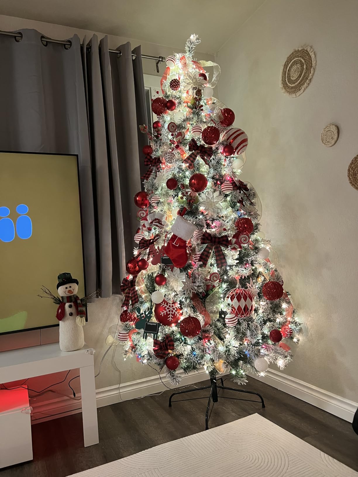Prelit Snow Flocked Christmas Tree 7.5ft, Warm White LED Artificial Xmas Tree with 1321 Tips, Easy Assembly Metal Stand, Home Holiday Decor, White Christmas Tree customer photo 2