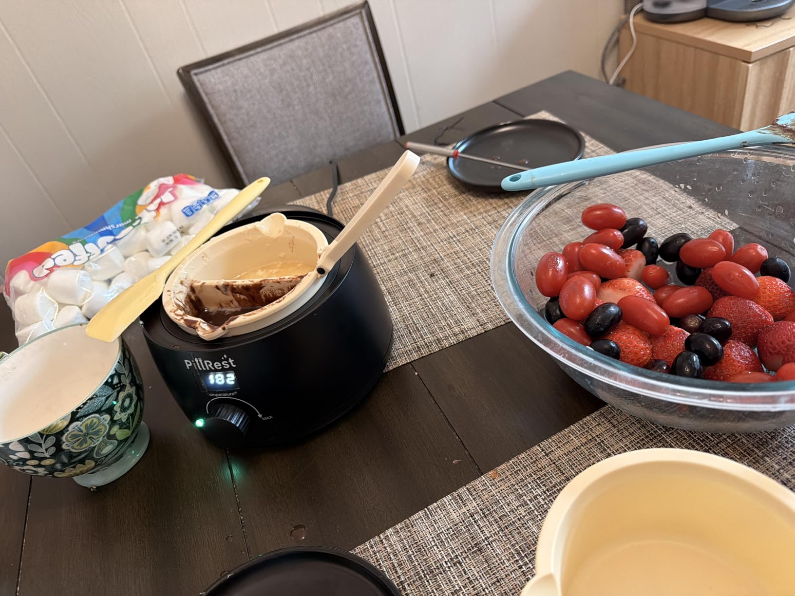 Chocolate Melting Pot, Electric Candy Melter with 2 Silicone Bowls, 17.6 OZ (500 ml) Fondue Pot Set & Chocolate Warmer Set for Dipping Cheese, Candy, Cake Pop, Home Fondue Parties Essential Supplies customer photo 1