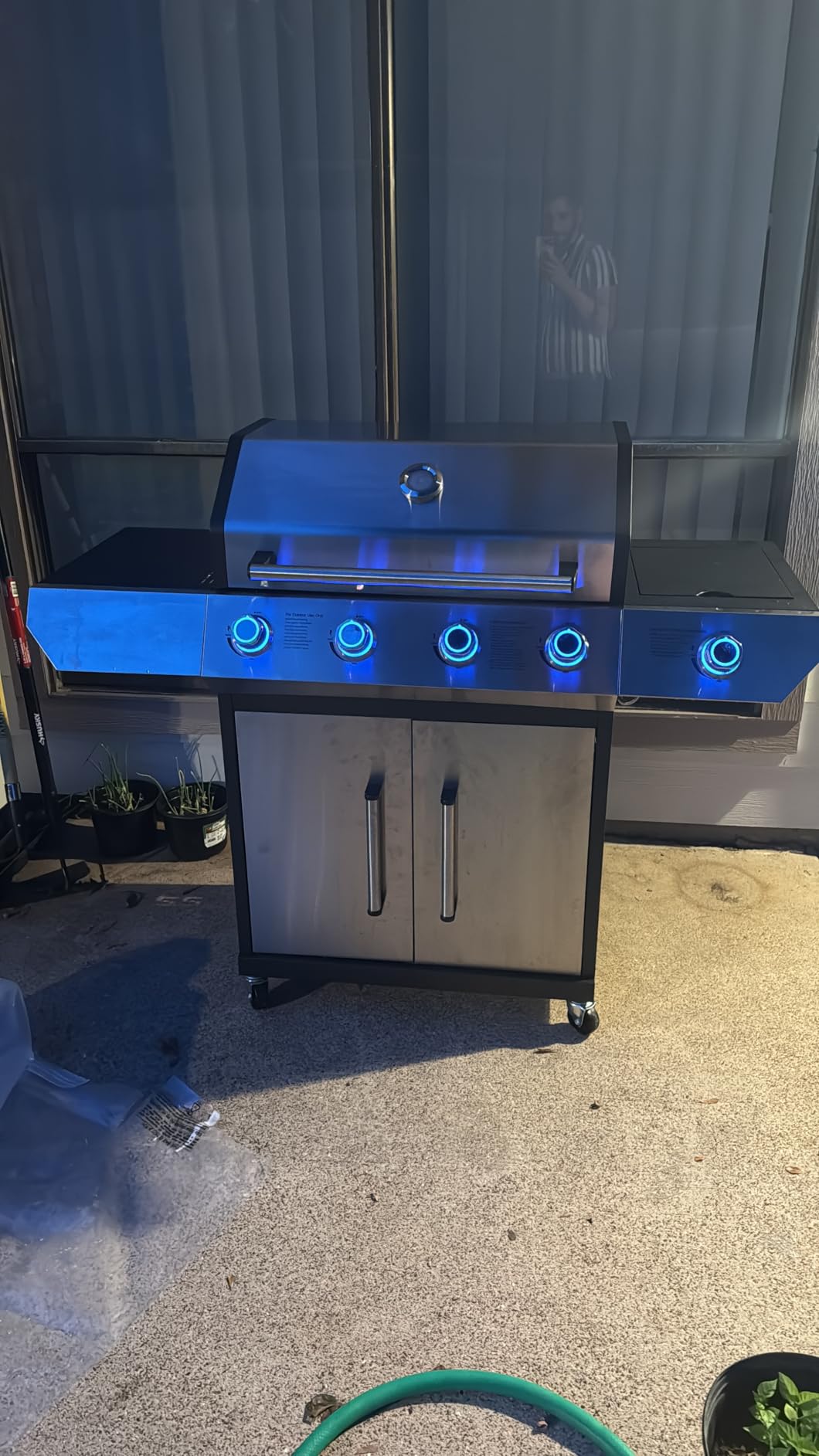 SKOK 4+1 Burners Gas Grill with Infrared Side Burners, Outdoor BBQ Grill with Cast Iron Grates, Barbecue Grill with Wheels, 60,000BTU Output customer photo 1