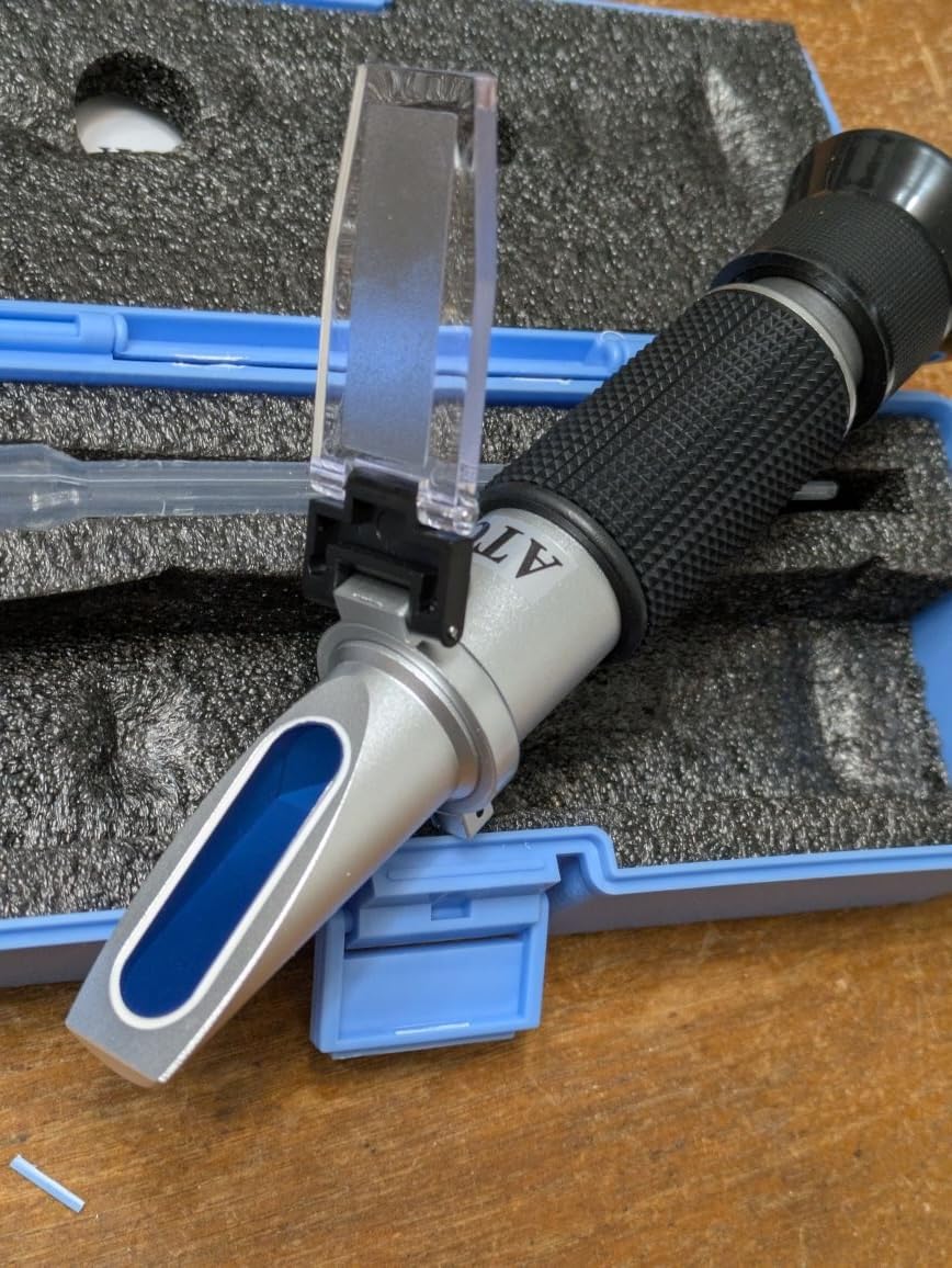Brix Refractometer with ATC, Dual Scale 1.000-1.130 SG & 0-32% Brix. High Precision, Ideal for Wine/Beer Brewing, Agriculture & lab use. Works as Alcohol & Honey Refractometer. customer photo 2