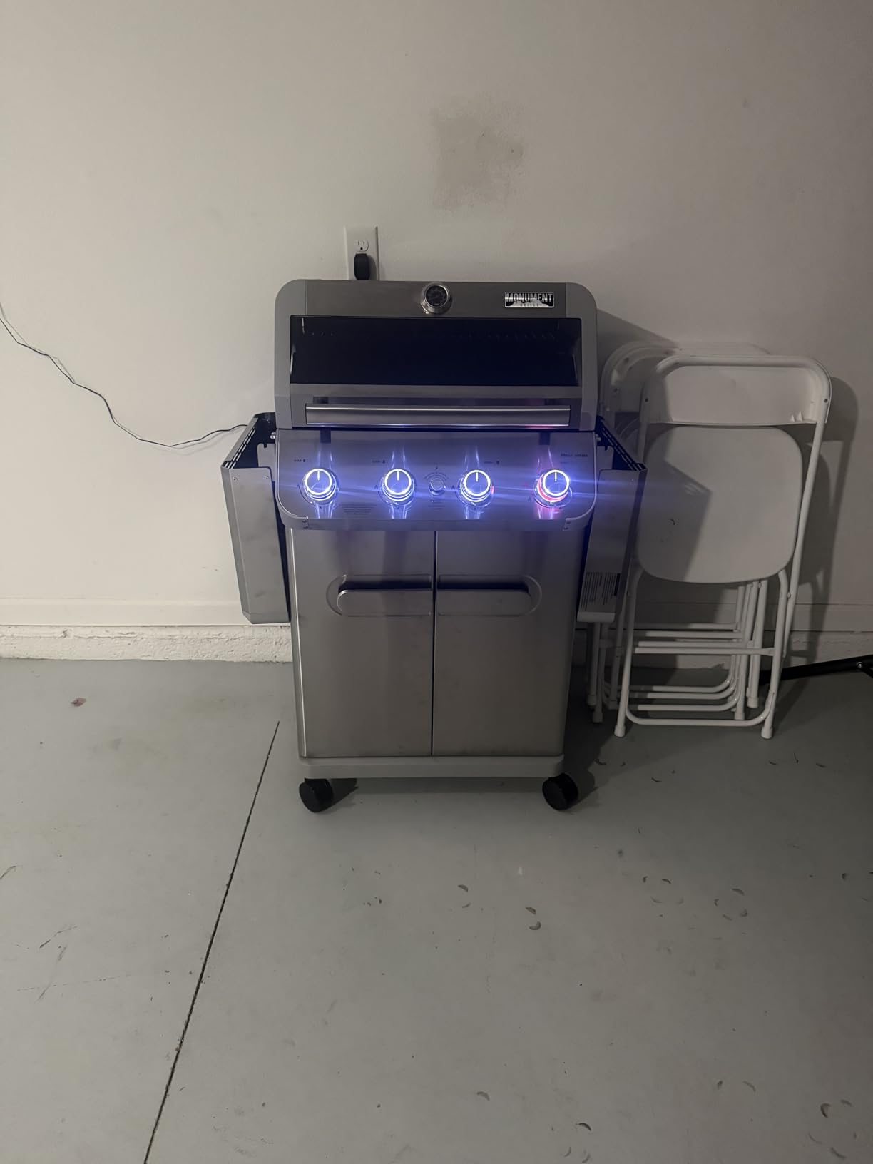 Monument Grills 4 Burner Propane Gas Grill, Stainless Steel Outdoor Patio Barbecue Grill with Cooking Plate, with Broil Zone Fast Heating, Knob Control, and Easy Cleanup, M410MBZ customer photo 1