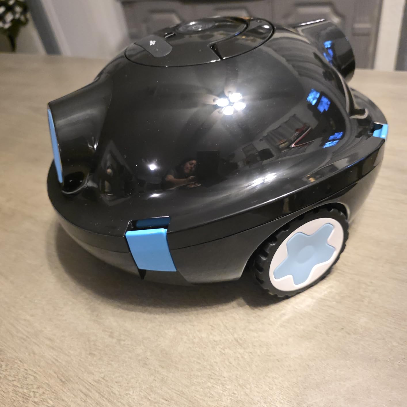 Y10 Cordless Robotic Pool Cleaner, Automatic Pool Vacuum - 90 Mins Runtime, Powerful Suction, Self-Parking, Lightweight for Above/Inground Pools Up to 65ft/1100 Sq.Ft (Coal) customer photo 2