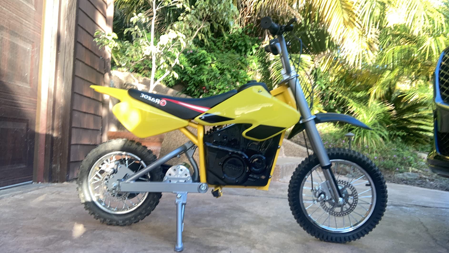Razor MX650 Dirt Rocket Electric Motocross Off-road Bike - Yellow customer photo 2