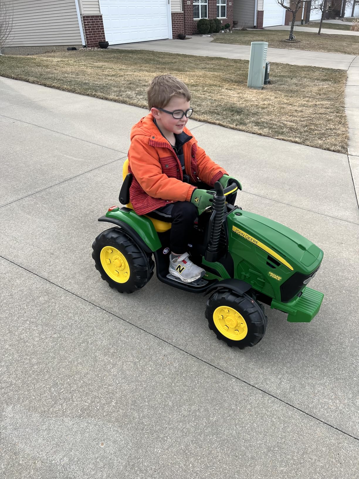Peg Perego John Deere Ground Force Extra-Large 12 Volt Ride-On Tractor with Trailer & FM Radio, Durable Design for Kids Ages 3-7 customer photo 1