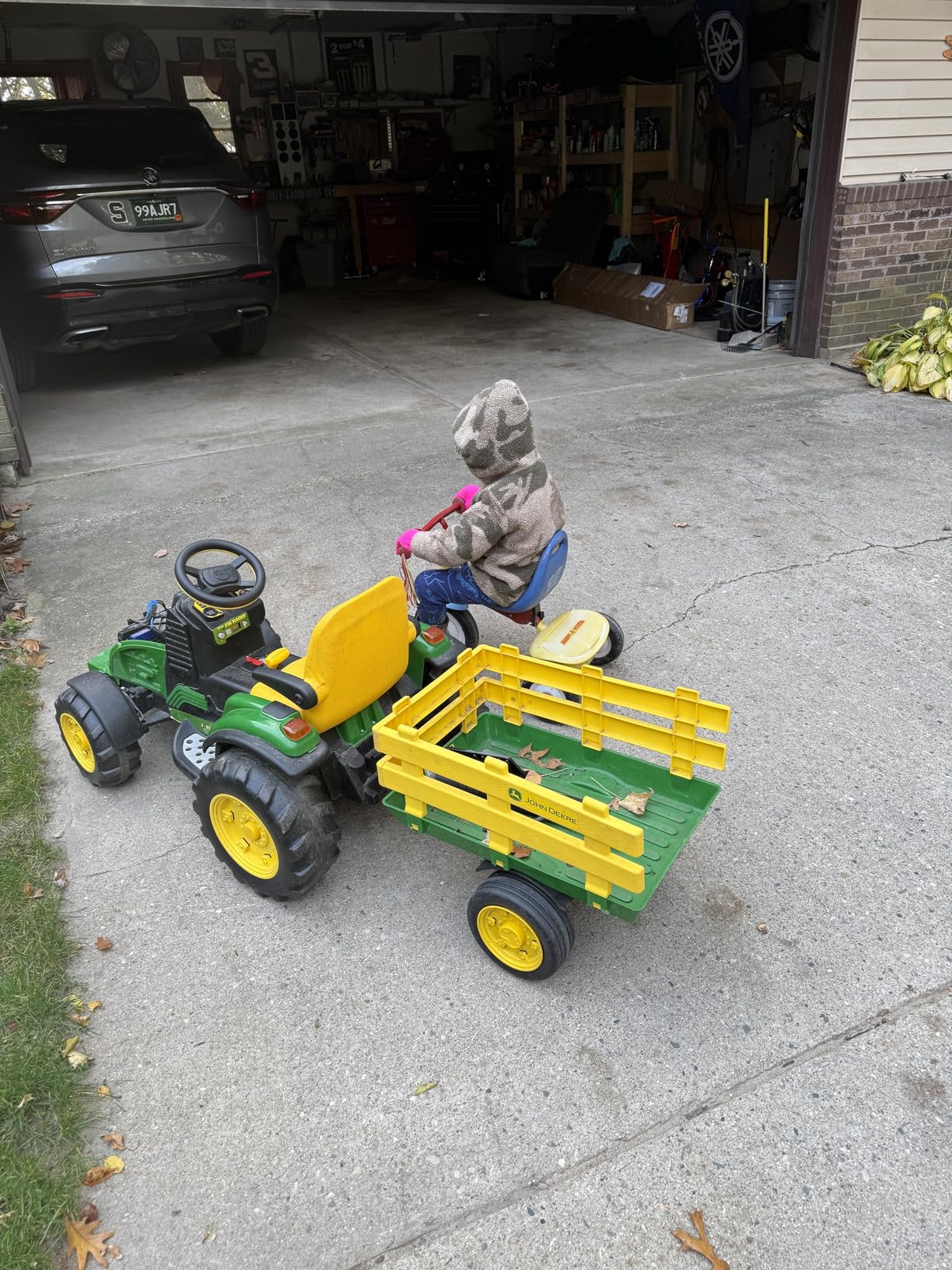 Peg Perego John Deere Ground Force Extra-Large 12 Volt Ride-On Tractor with Trailer & FM Radio, Durable Design for Kids Ages 3-7 customer photo 2