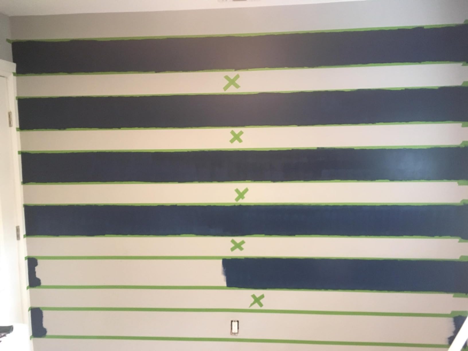 FrogTape Multi-Surface Painters Tape with PAINTBLOCK, 1.5 Inch Wide (1.41 In. x 60 Yds), Medium Adhesion, Green, 1 Roll (1358465) customer photo 2