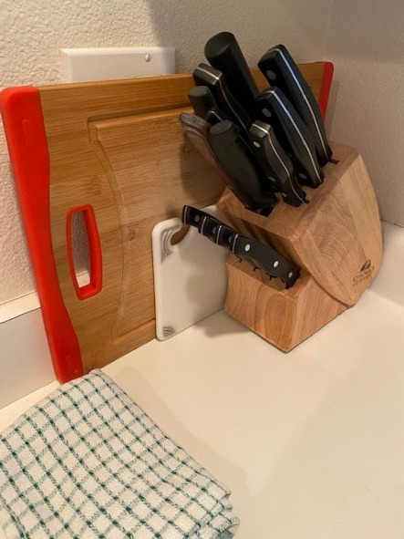 San Jamar Saf-T-Grip Plastic Cutting Board with Safety Hook, 6