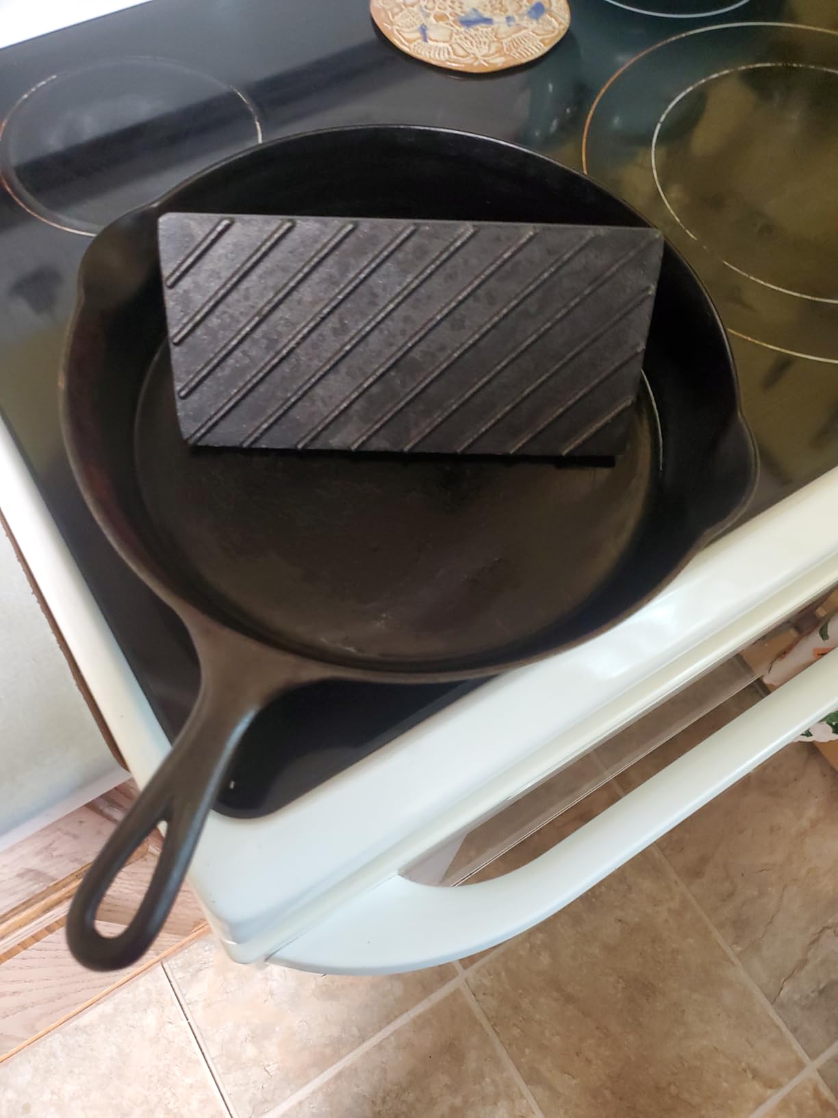 Cuisinart Cast Iron Grill Press with Wooden Handle, Heavy Duty Nonstick Rectangle Burger Press with Wood Handle, Perfect Grill Accessory for Steak, Bacon, Paninis and More customer photo 1