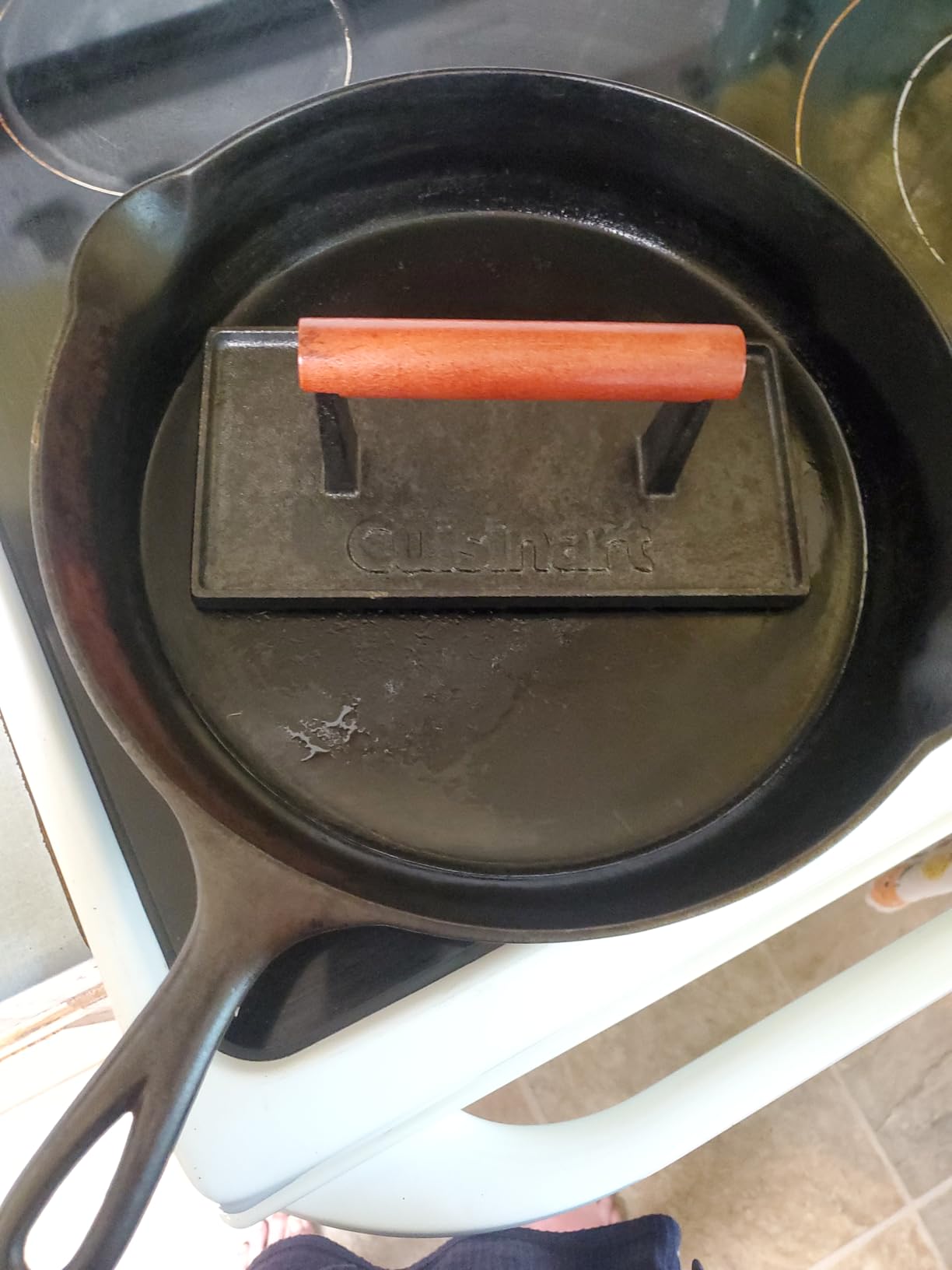 Cuisinart Cast Iron Grill Press with Wooden Handle, Heavy Duty Nonstick Rectangle Burger Press with Wood Handle, Perfect Grill Accessory for Steak, Bacon, Paninis and More customer photo 2