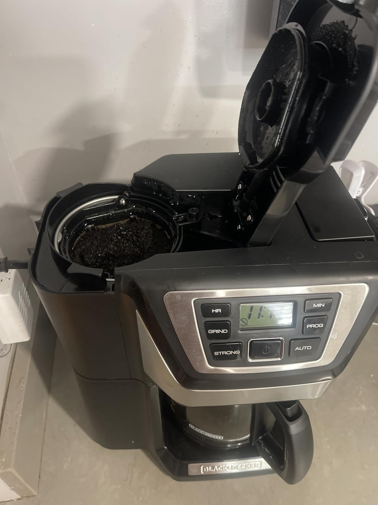 BLACK+DECKER 12-Cup Mill and Brew Coffeemaker, Black, CM5000B customer photo 1