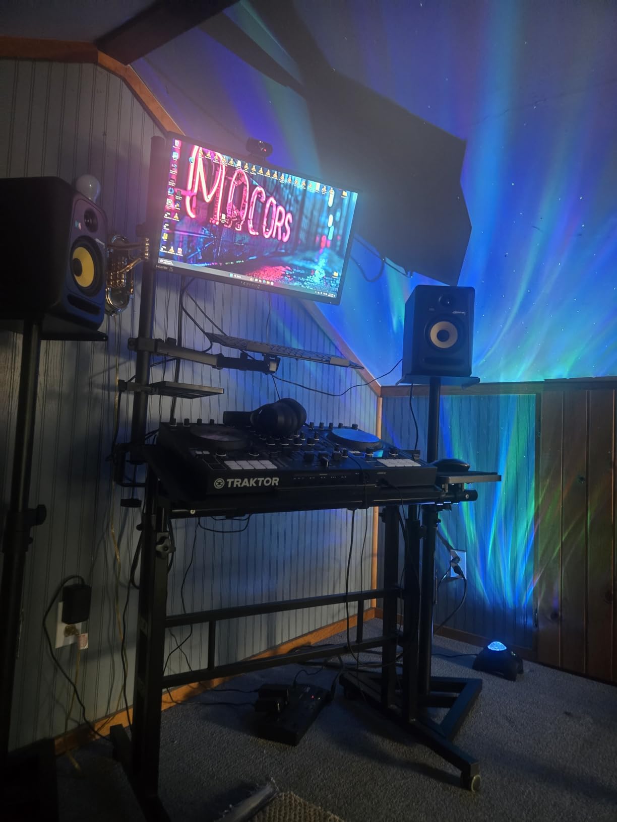 AxcessAbles Studio Monitor Speaker Stands Pair. 80lb Capacity per Stand. Adjustable Height 26 to 42 Inch. Metal Constructed Stands Ideal for Surround Sound, Bookshelf and Monitoring Speakers customer photo 1