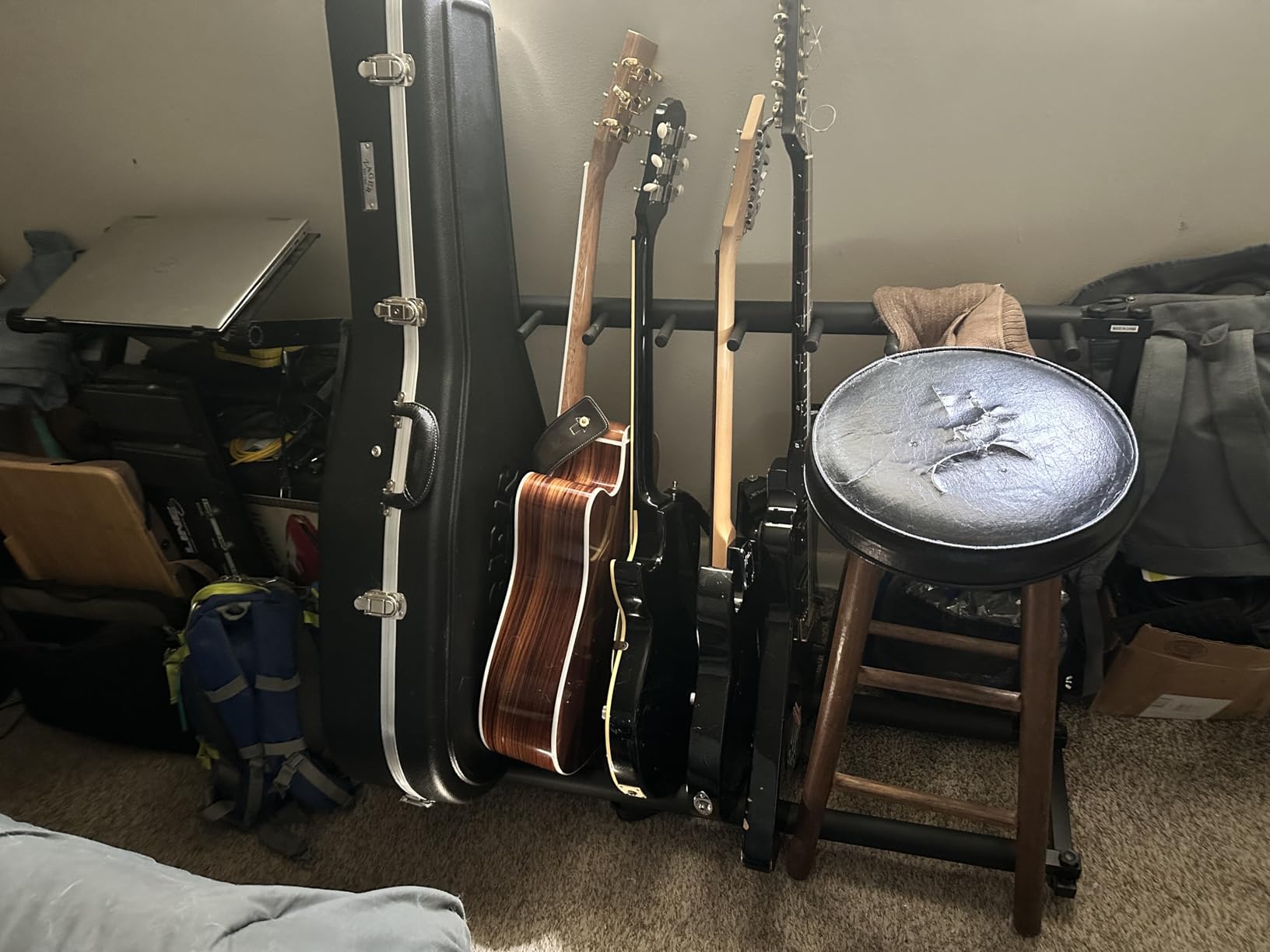 Pyle 7 Slot Multi-Guitar Stand - Universal Guitar Floor Rack for Electric, Acoustic, Bass Guitars, Ukuleles & Cases - Portable, and Protective with No-Slip Non-Scratch Padding - Black display rack customer photo 1