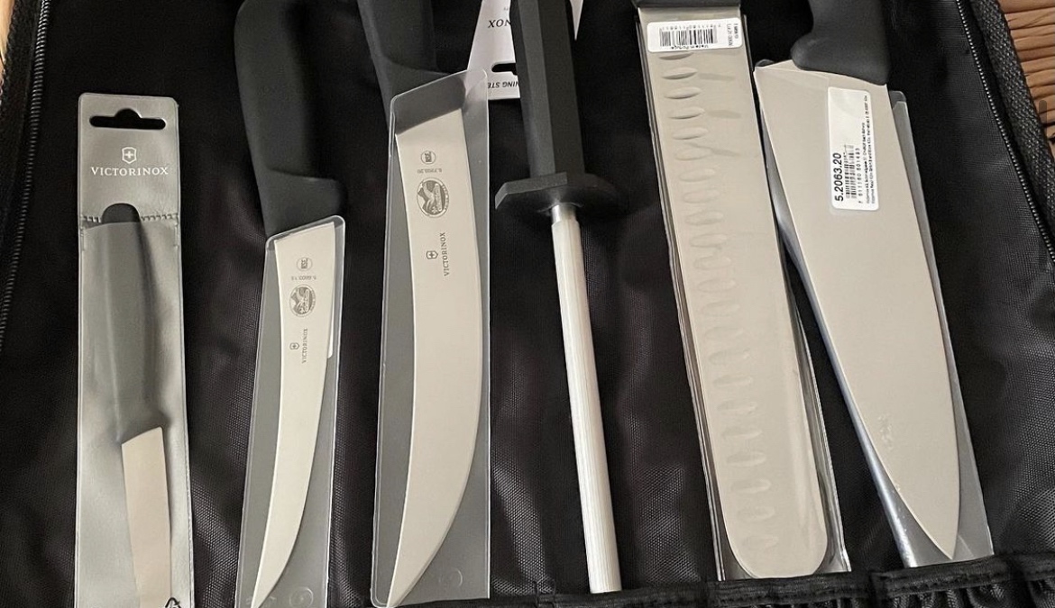 Victorinox Swiss Army 7-Piece Natural Competition BBQ Set with Black Fibrox Pro Handles and Knife Roll (46135US2) customer photo 1