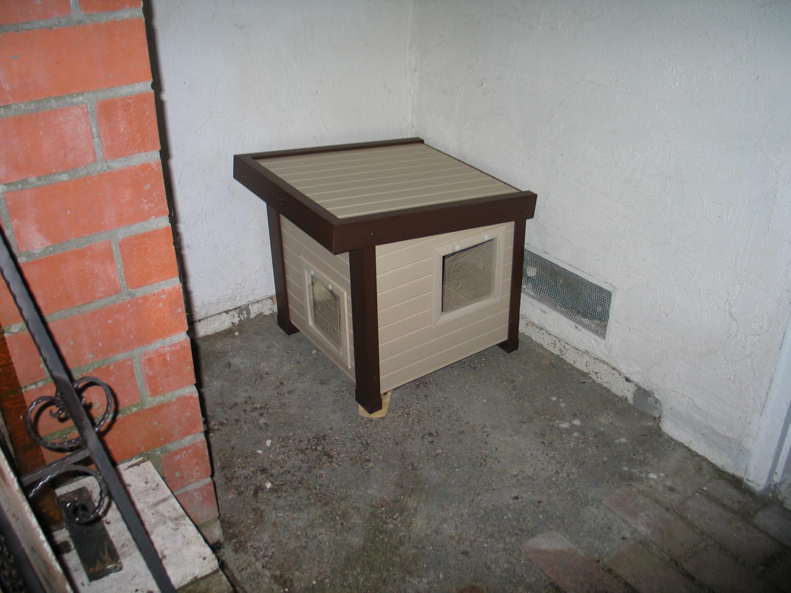 New Age Pet ECOFLEX Albany Outdoor Cat House, Weather-Resistant, Dual Door Flaps, 21