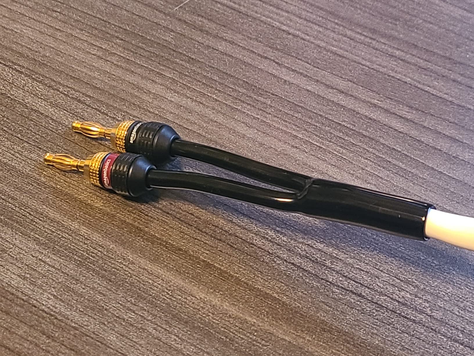 Amazon Basics 12-Gauge Speaker Wire Cable, 99.9% Oxygen-Free Copper, Red and Black Color Coded, 100-Foot, White customer photo 1