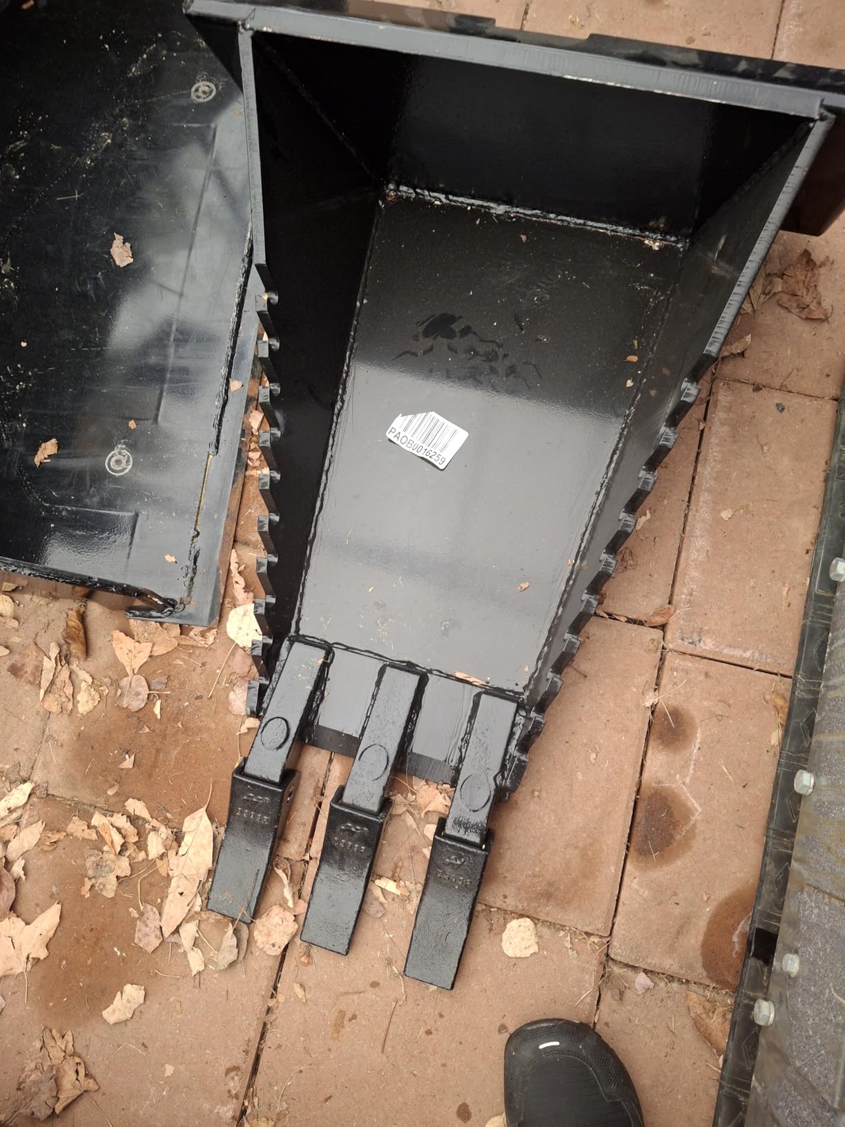 Titan Attachments Mini Skid Steer Stump Bucket Attachment, Stump Bucket for Compact Skid Steer with Toro Style Mounting, Serrated Leading Edge & Replaceable Teeth, Durable Mini Excavator Bucket customer photo 1