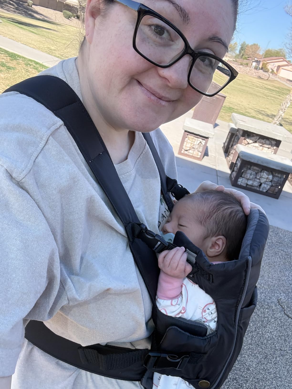 Infantino Swift Classic Carrier with Pocket, 2-Ways to Carry Carrier with Wonder Bib & Essentials Storage Front Pocket for Babies 8-25lb, Black customer photo 1