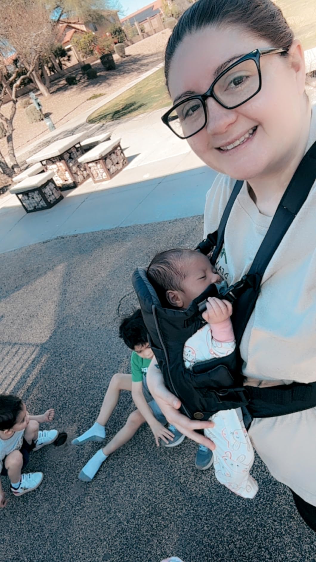 Infantino Swift Classic Carrier with Pocket, 2-Ways to Carry Carrier with Wonder Bib & Essentials Storage Front Pocket for Babies 8-25lb, Black customer photo 2