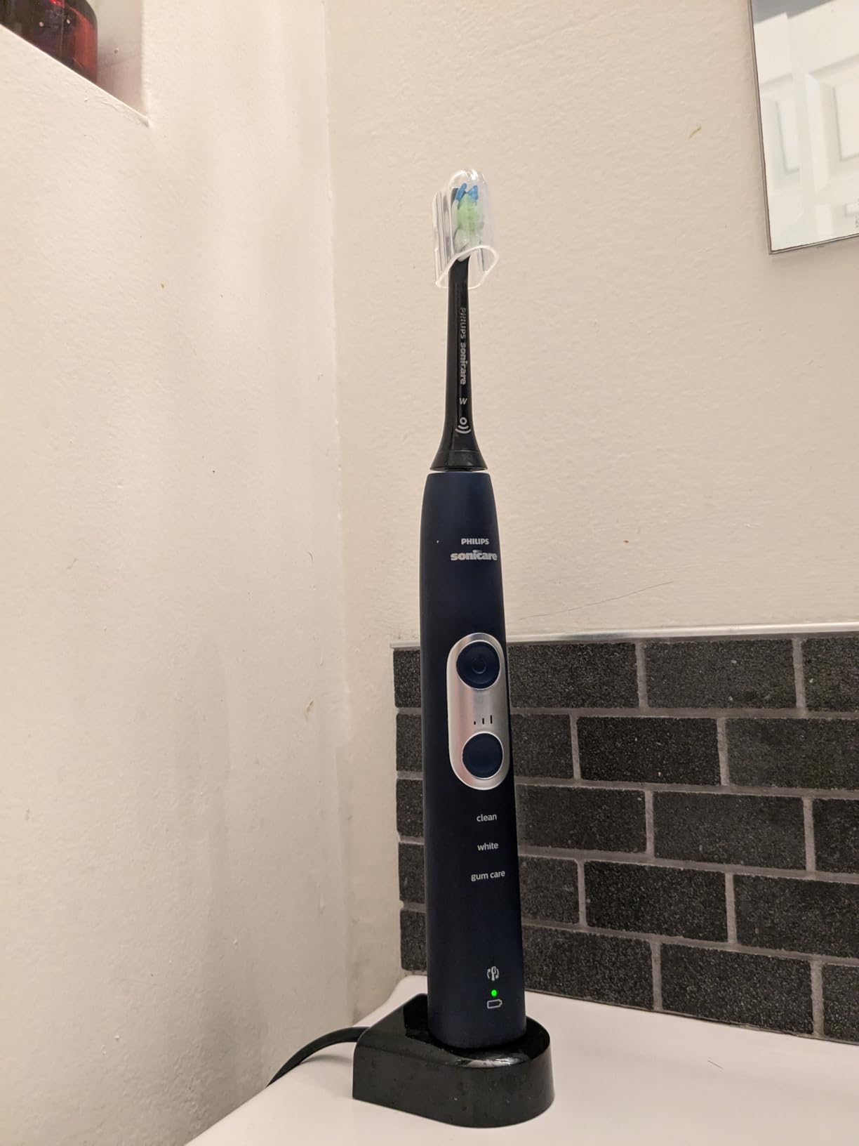 Philips ProtectiveClean 6100 Rechargeable Electric Toothbrush, Pressure Sensor, 3 Cleaning Modes, SmarTimer, QuadPacer, 14-Day Battery, Travel Case, White, HX6877/21 customer photo 2