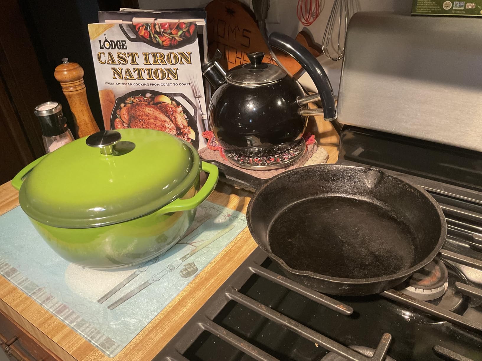 Amazon Basics Enameled Cast Iron Dutch Oven Pot with Lid, Oven Safe, Heavy-Duty, Dual Handles for Baking, Roasting, Stews, 4.3-Quart, White customer photo 2