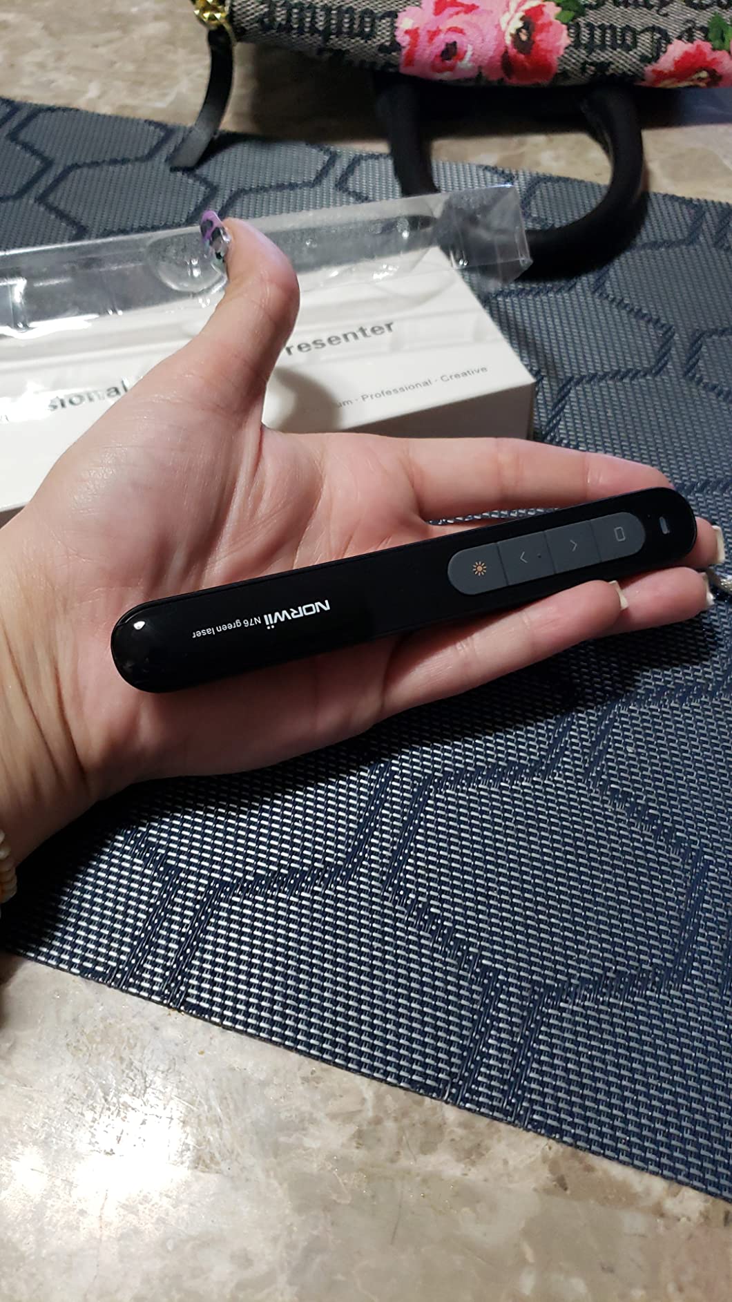 Norwii N76 Rechargeable Presentation clicker, Long Range Presentation Remote, Wireless Presenter, Pointer for PowerPoint Presentations, Slide Control - Green Light customer photo 1